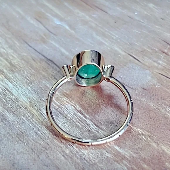 18KT Yellow Gold hallmarked oval Colombian emerald ring with two diamonds NEW - Picture 3 of 8